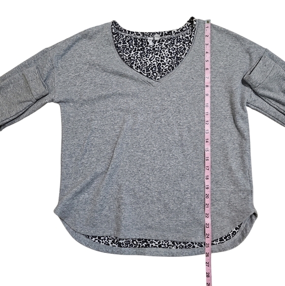 Cable & Gauge Women M Gray Leopard Trim V-Neck Sweater Classic Preppy Casual - Picture 6 of 6